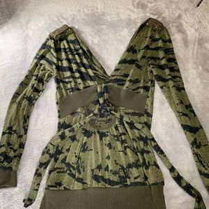 Daytrip - medium green v neck long sleeve camo